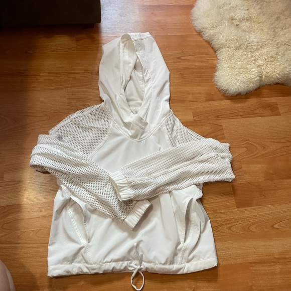 Size 2 White Lululemon Catch a Breeze Cropped Pullover Running Hoodie - Picture 7 of 10